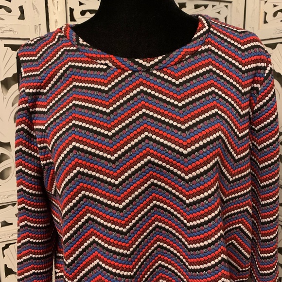 BCBGeneration! CUTE BLACK BLUE RED PATTERN TEXTURED STRETCHY LONG SLEEVE TOP - Picture 2 of 8